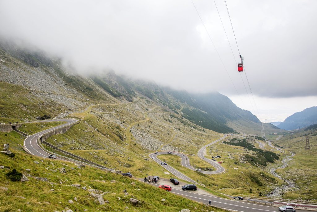 Transfăgărășanul se închide! Ploiile amână deschiderea, cod portocaliu