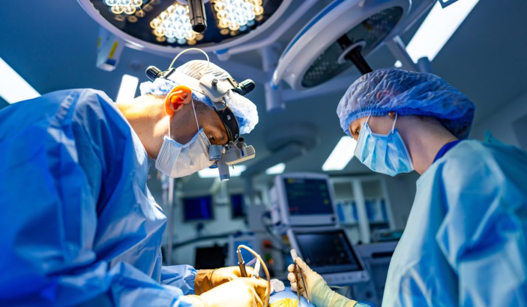 ȘOC: Ce au scos medicii din stomacul unei femei înfometate