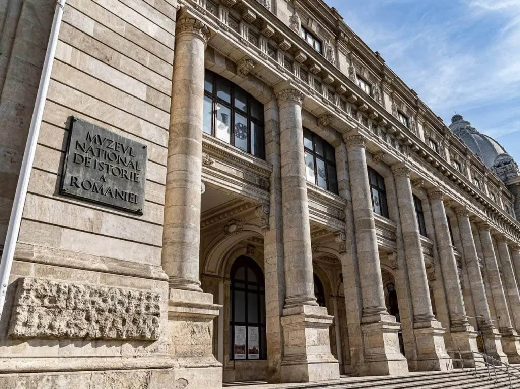 AUR antic dezgropat: Trei brățări preistorice la Muzeul Național de Istorie