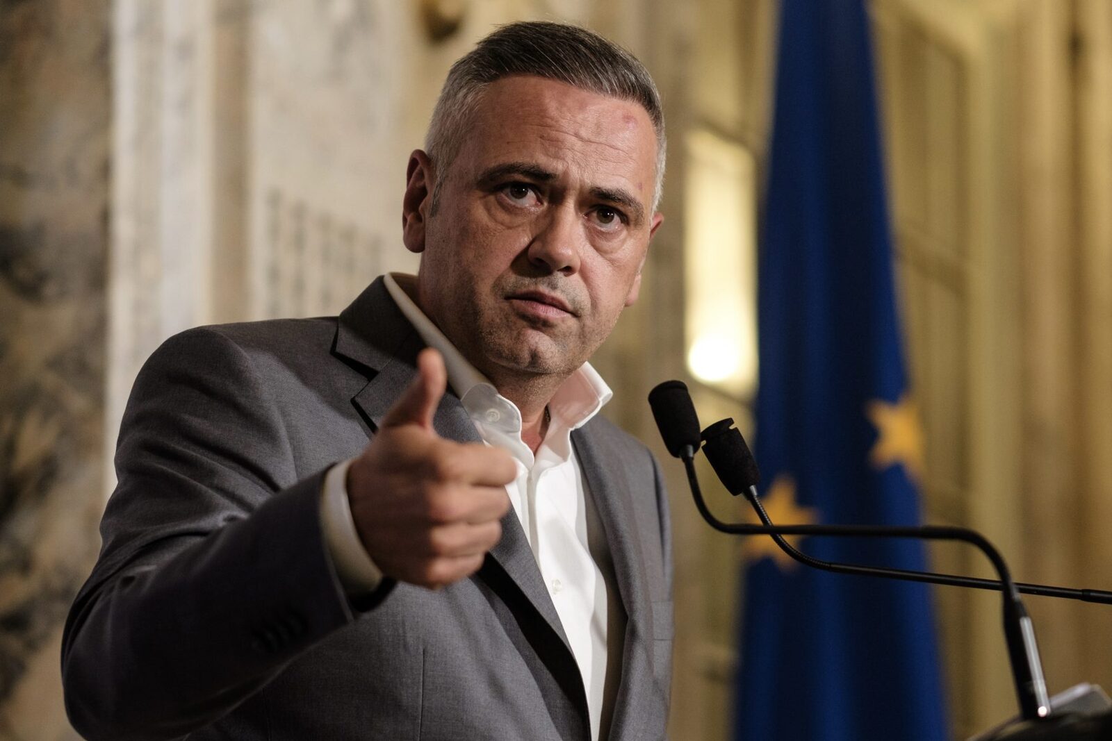 Barbu „analfabet” la agricultură, Bolojan atacat. Cum au votat partidele