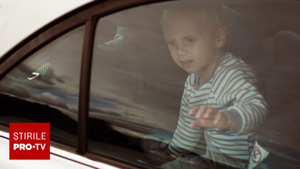 Avertisment al IGSU: Nu lăsaţi niciodată copiii singuri în autoturism, nici măcar pentru câteva minute