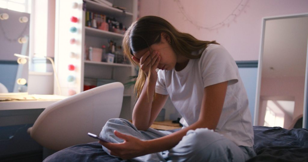 Orele pe social media cresc depresia la adolescenți