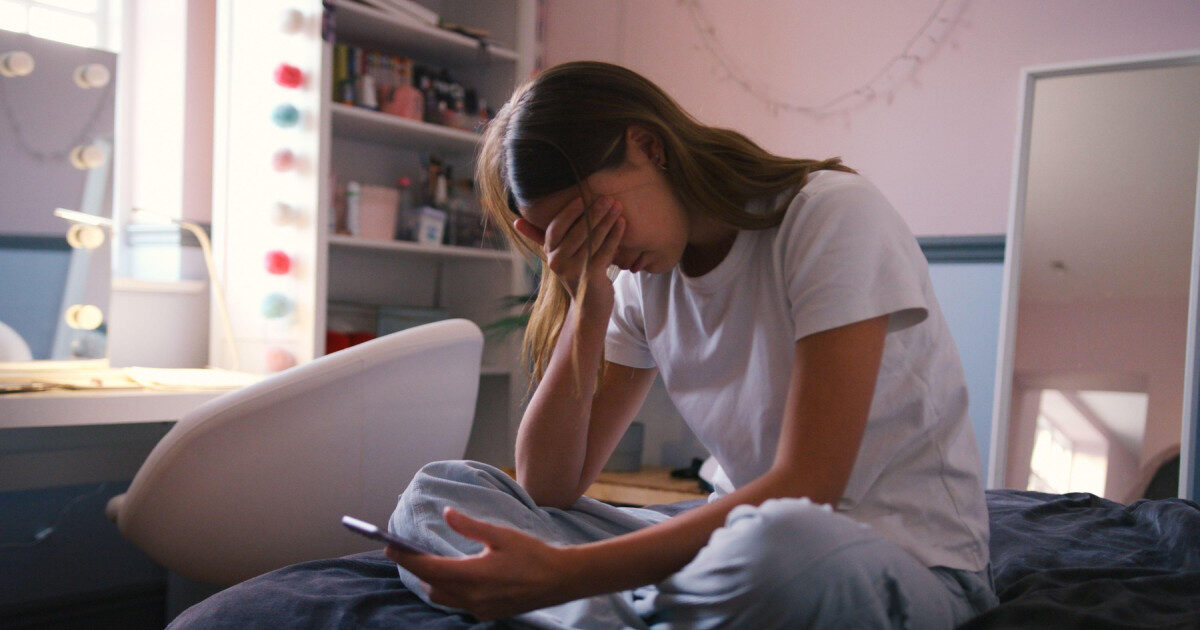 Orele pe social media cresc depresia la adolescenți