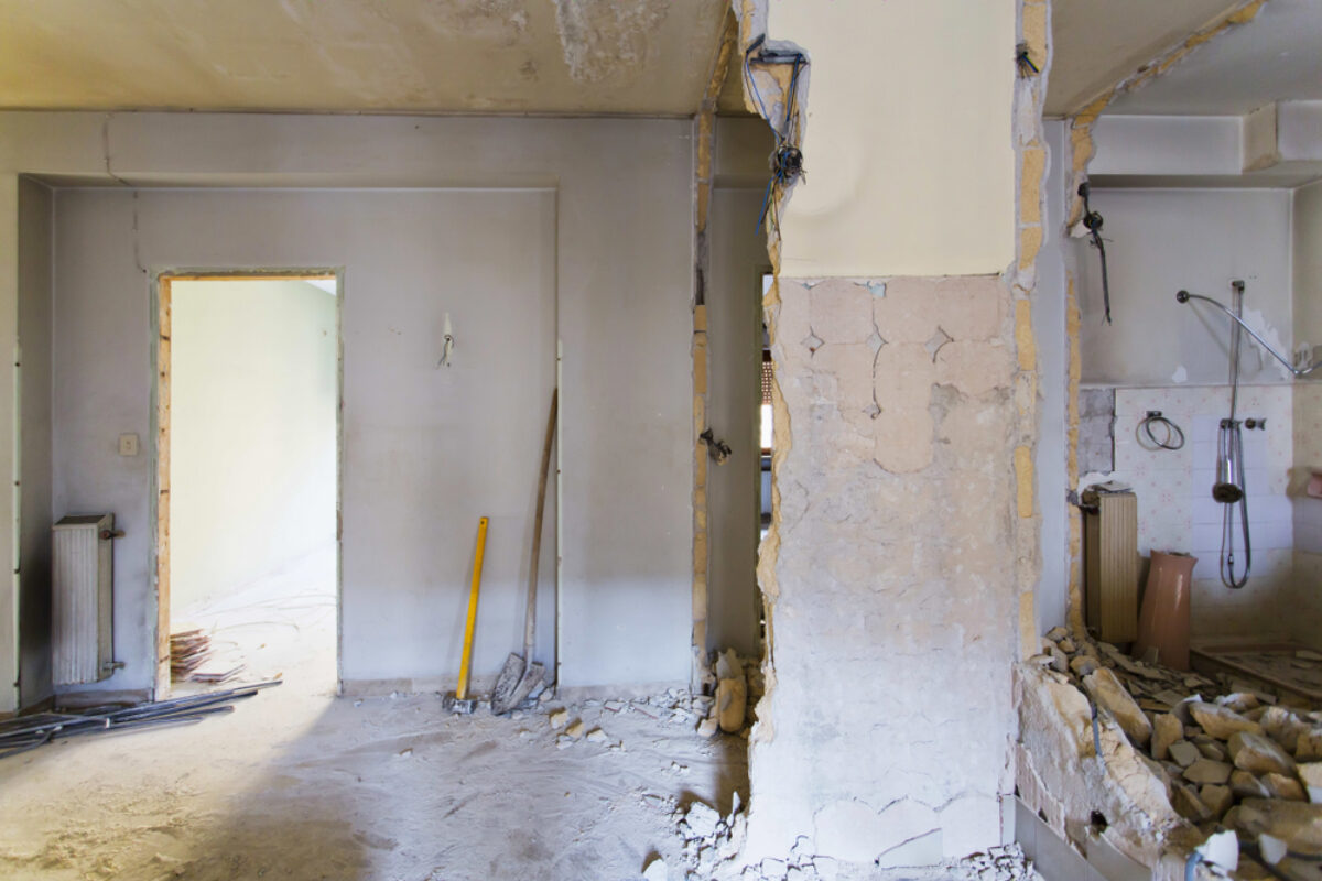 Renovări periculoase: Vecinul dărâmă pereții, blocul e în pericol