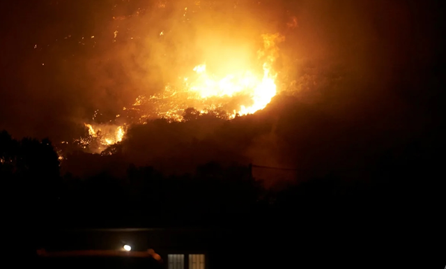 Evia în flăcări: Mobilizare masivă contra incendiilor
