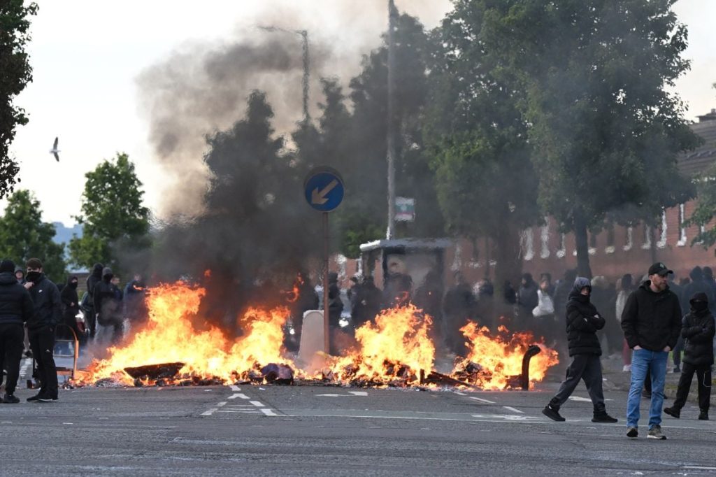 Violențe anti-imigranți după atacul cu cuțitul