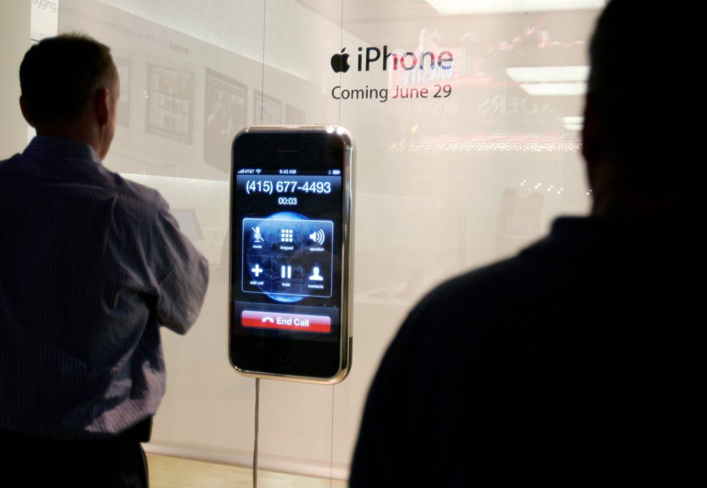 iPhone, vinovat de declinul natalității în SUA? Un studiu șocant