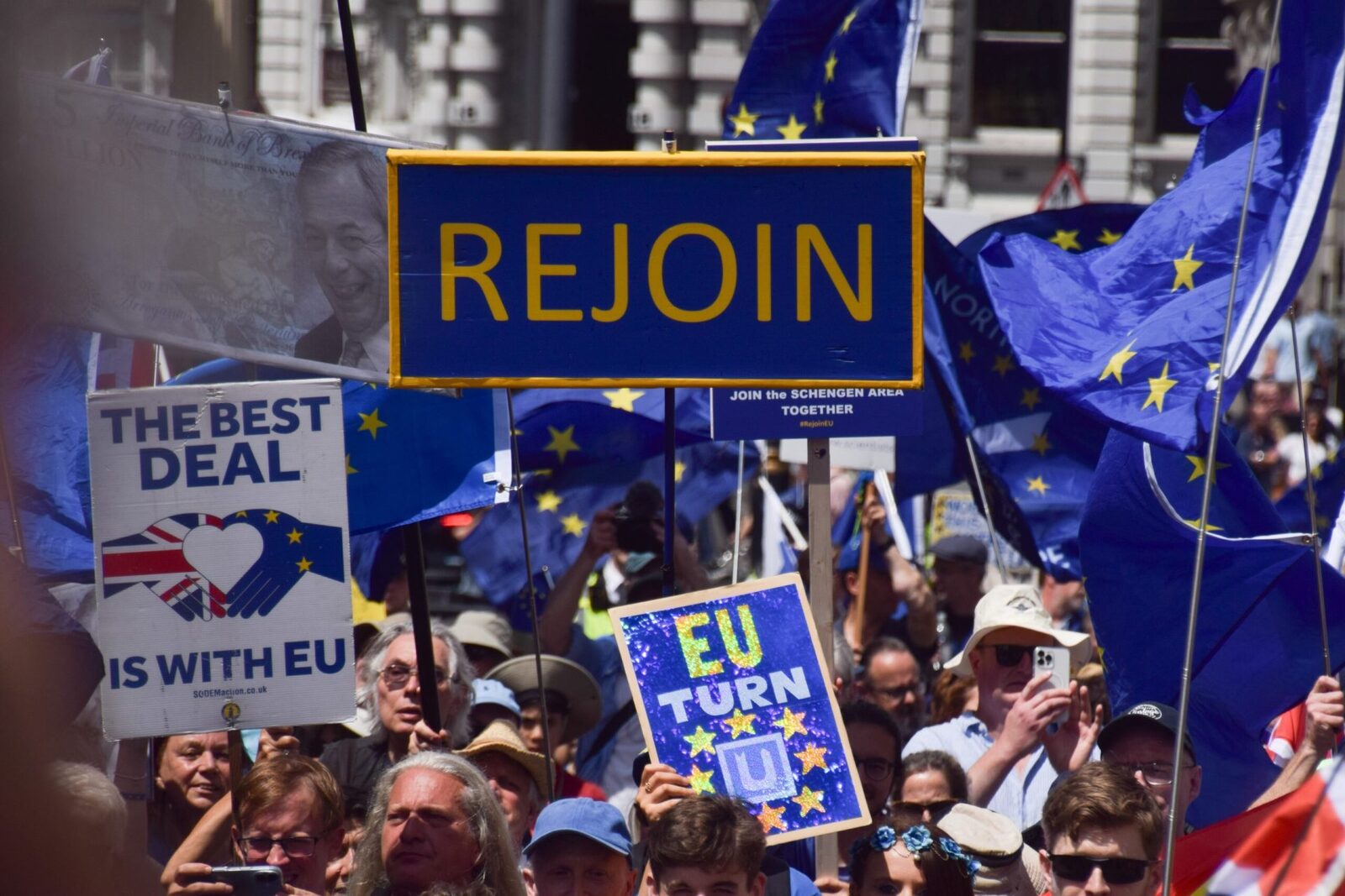 Londra: Mii cer revenirea Marii Britanii în UE la 10 ani de la Brexit