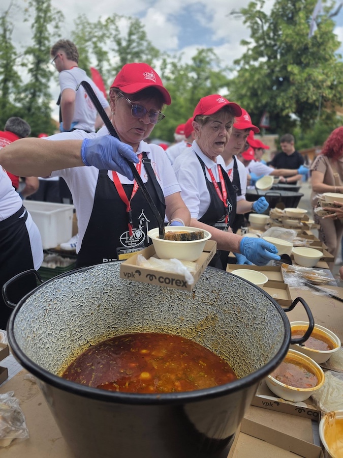 Gulaș-record la Salonta: 10.000 de porții, cu bizon și cartofi, în două ore
