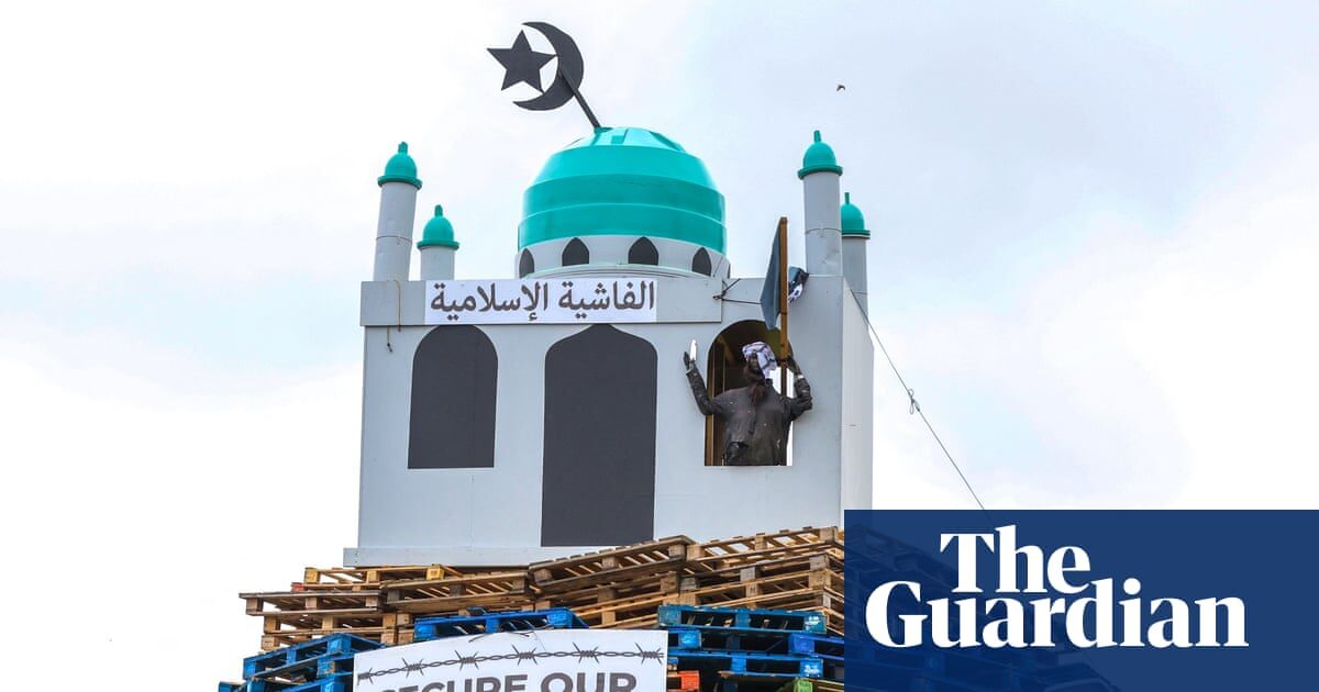 Efegie moschee pe rug unionist: „Vile!”