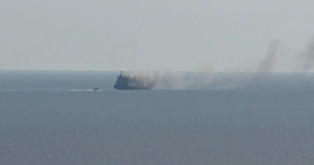 O navă cu GPL a luat foc pe Marea Neagră. Nicușor Dan: A fost lovită în afara apelor teritoriale românești