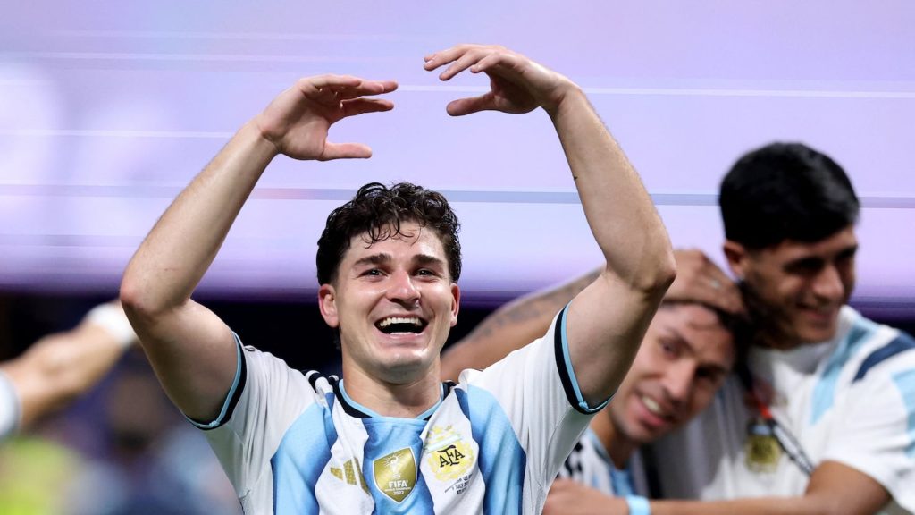 Barca așteaptă mișcarea lui Julian Alvarez