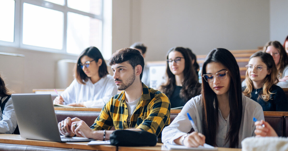 Admitere 2026: Facultăți fără examen, doar cu media de la Bac