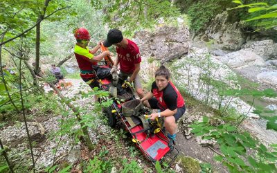 Salvamontiștii, uniți cu turiștii, salvează o tânără din Râmeț