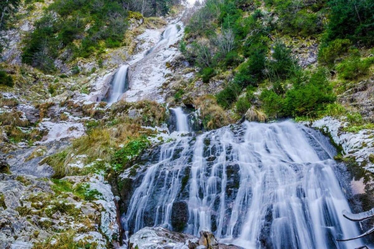 Cascada monumentală, una dintre cele mai înalte din România