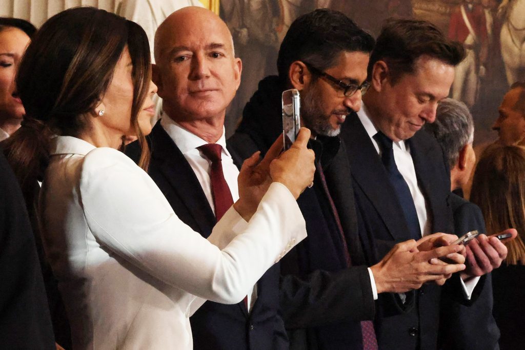 Bezos și Musk, avertizați: Centrele de date spațiale, catastrofă pentru Pământ