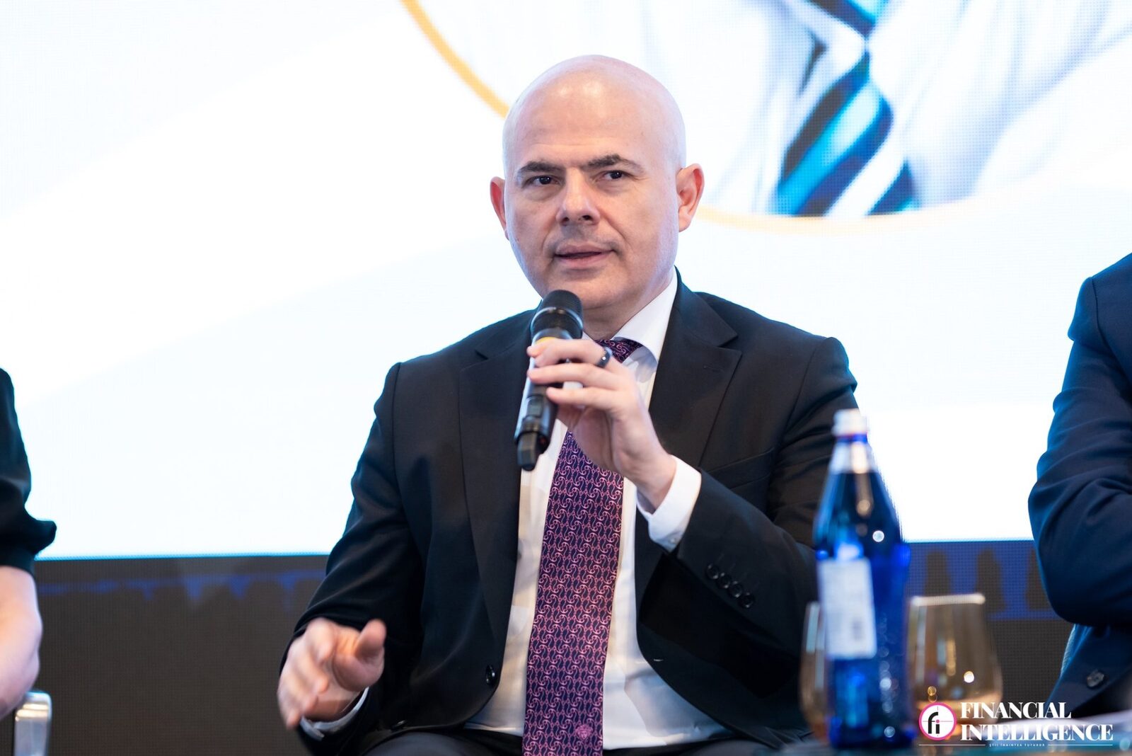 Piețele ignoră criza politică: De ce reacționează diferit