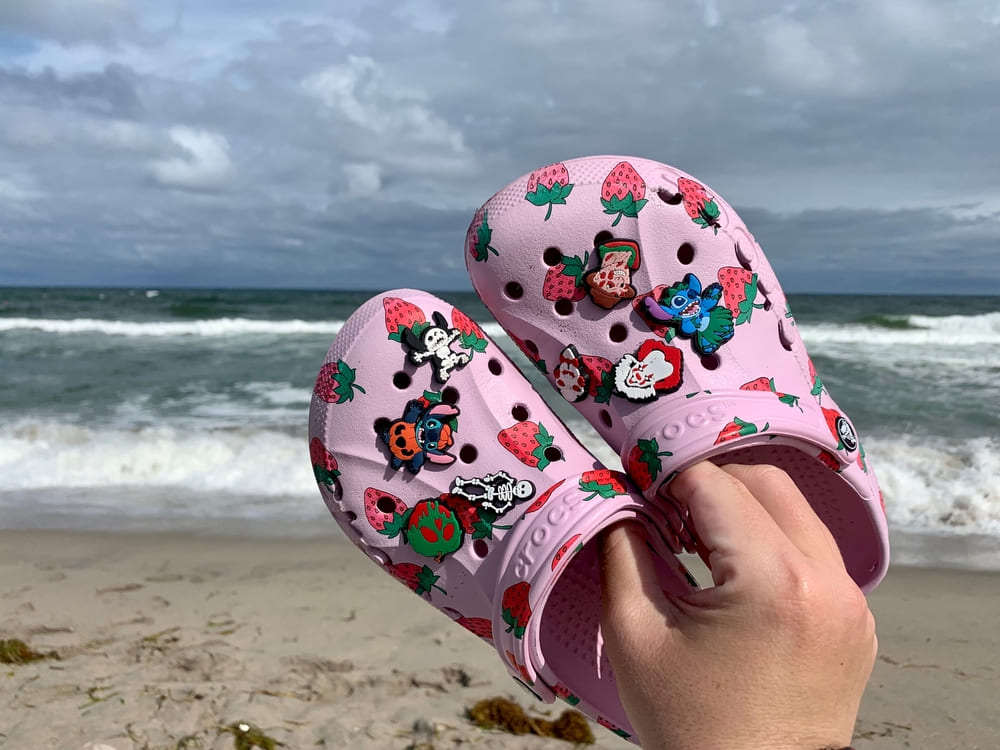 Jibbitz: 9 trucuri pentru Crocs personalizate acum