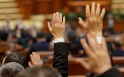 Parlamentarii iartă aleșii: S-au votat noi reguli de incompatibilitate