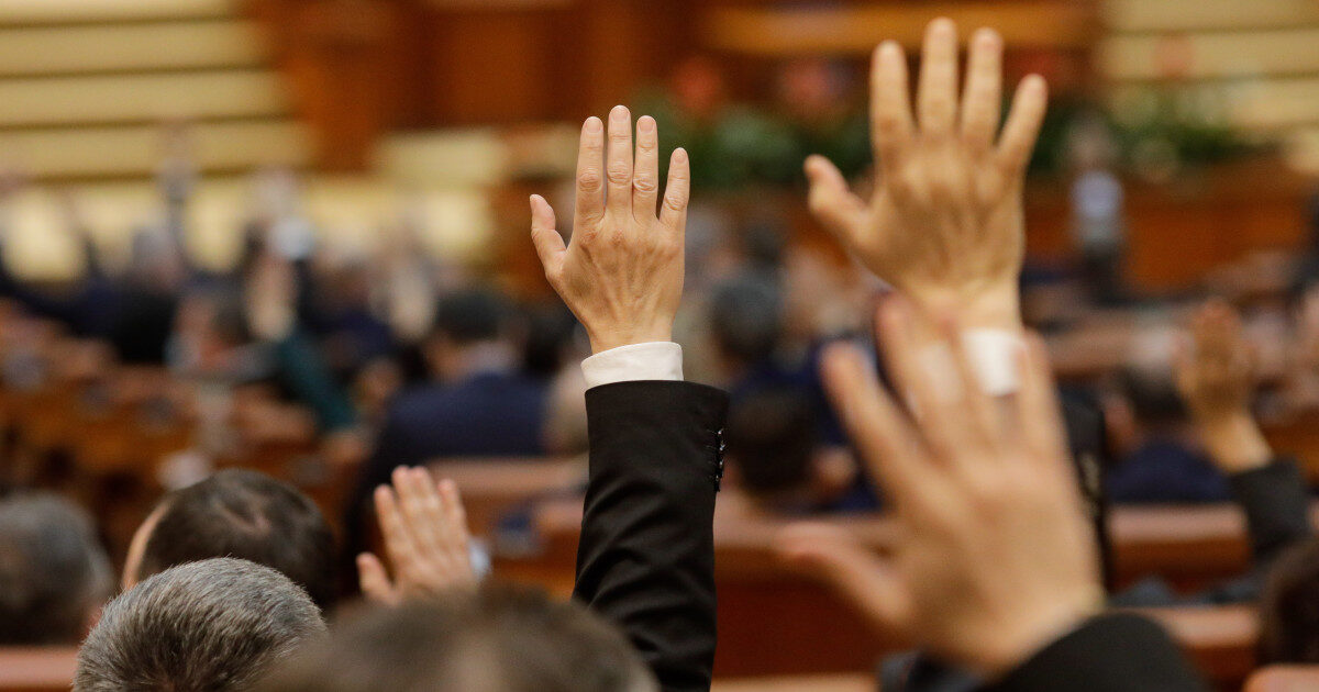 Parlamentarii iartă aleșii: S-au votat noi reguli de incompatibilitate