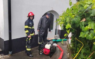 Borșa sub asediu: Pompierii, la datorie după furtuna devastatoare