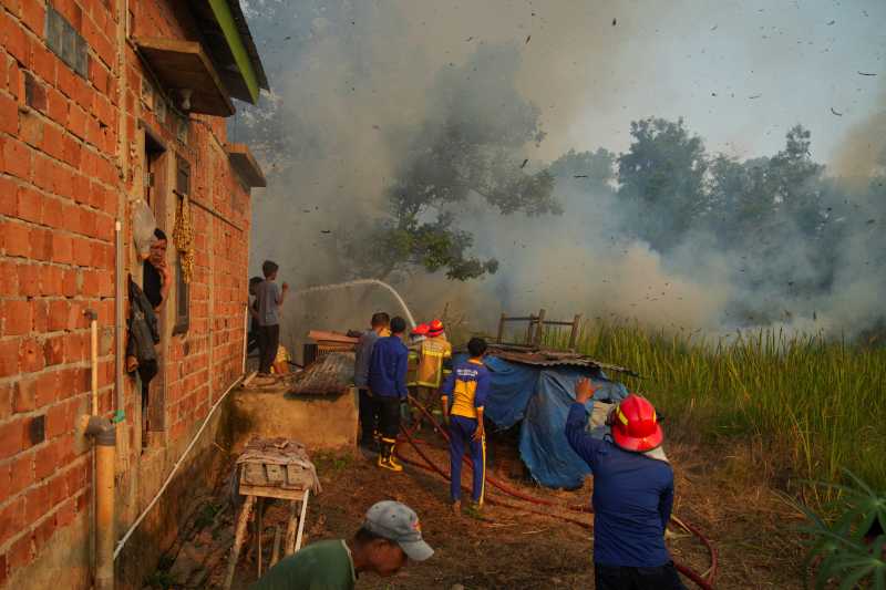 Indonezia: Școli închise, mii de pompieri luptă cu flăcările