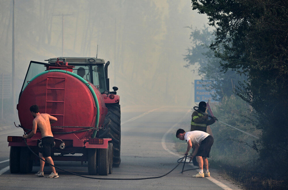 Incendiu în Siviri, evacuare pe mare