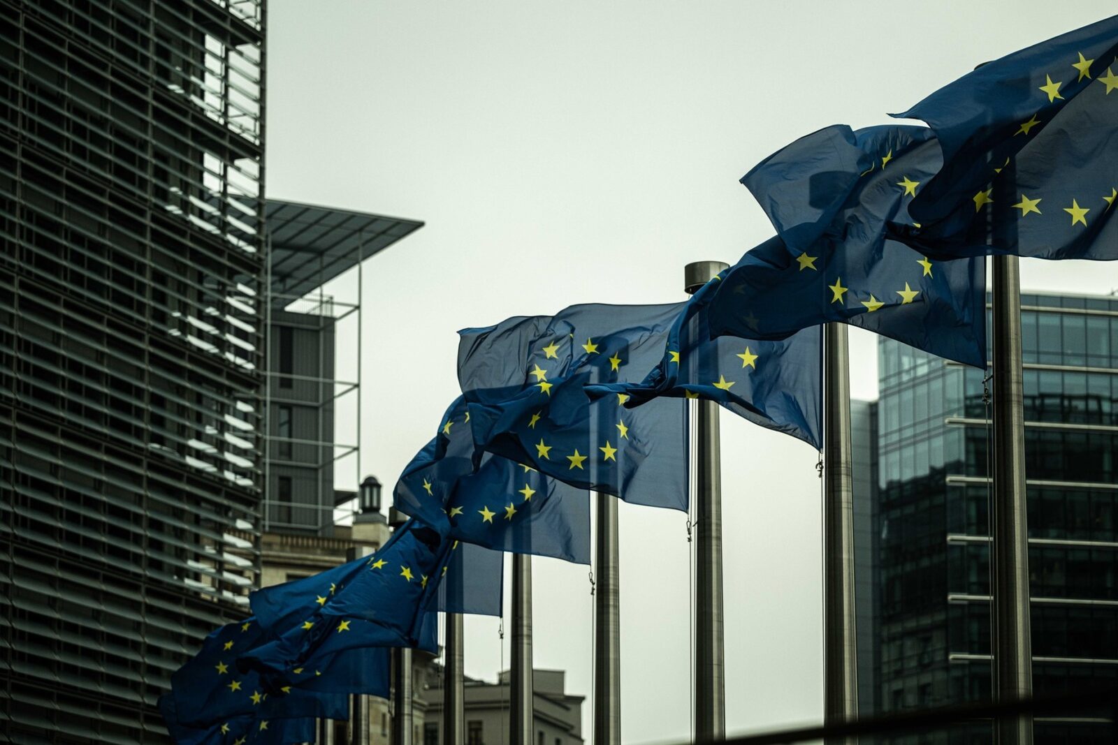 CE atacă legea decarbonizării: Risc financiar și secuitatea energetică a României