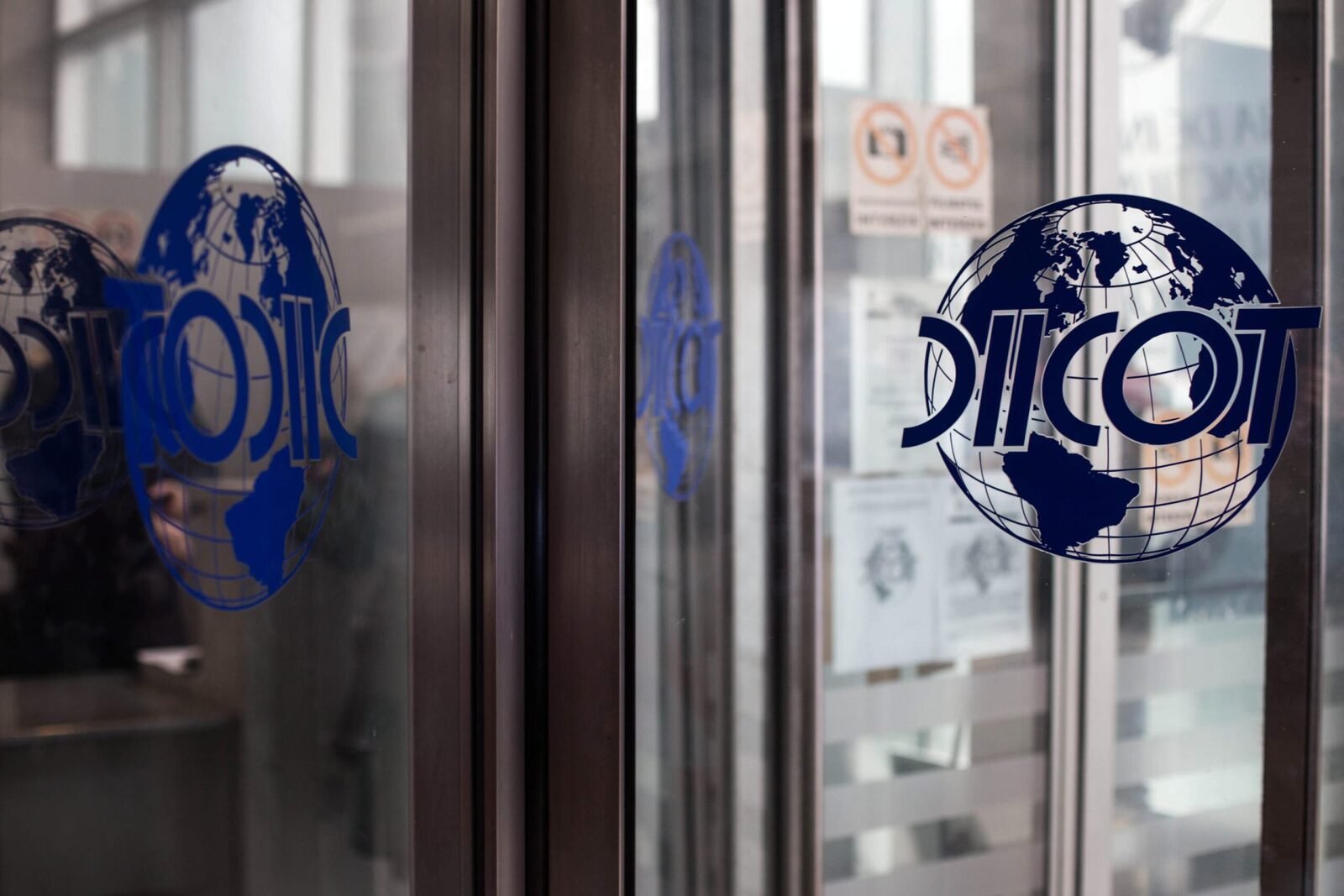 DIICOT: Zeci de percheziții în contrabandă cu țigări