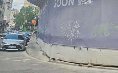 Tineri prinși cu spray-ul pe hotelul din București. Unul a fugit de polițist