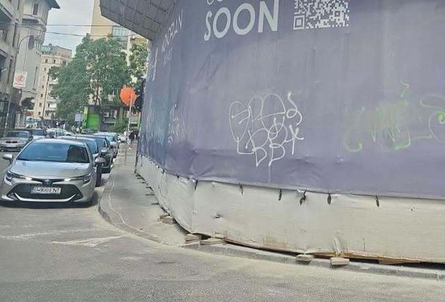 Tineri prinși cu spray-ul pe hotelul din București. Unul a fugit de polițist
