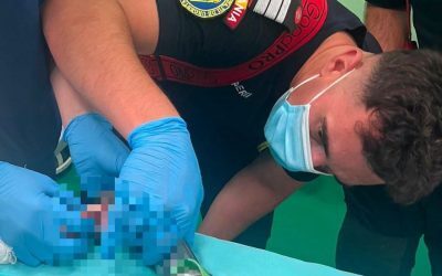 Pompierii salvează un copil de 2 ani blocat într-o mașină de tocat