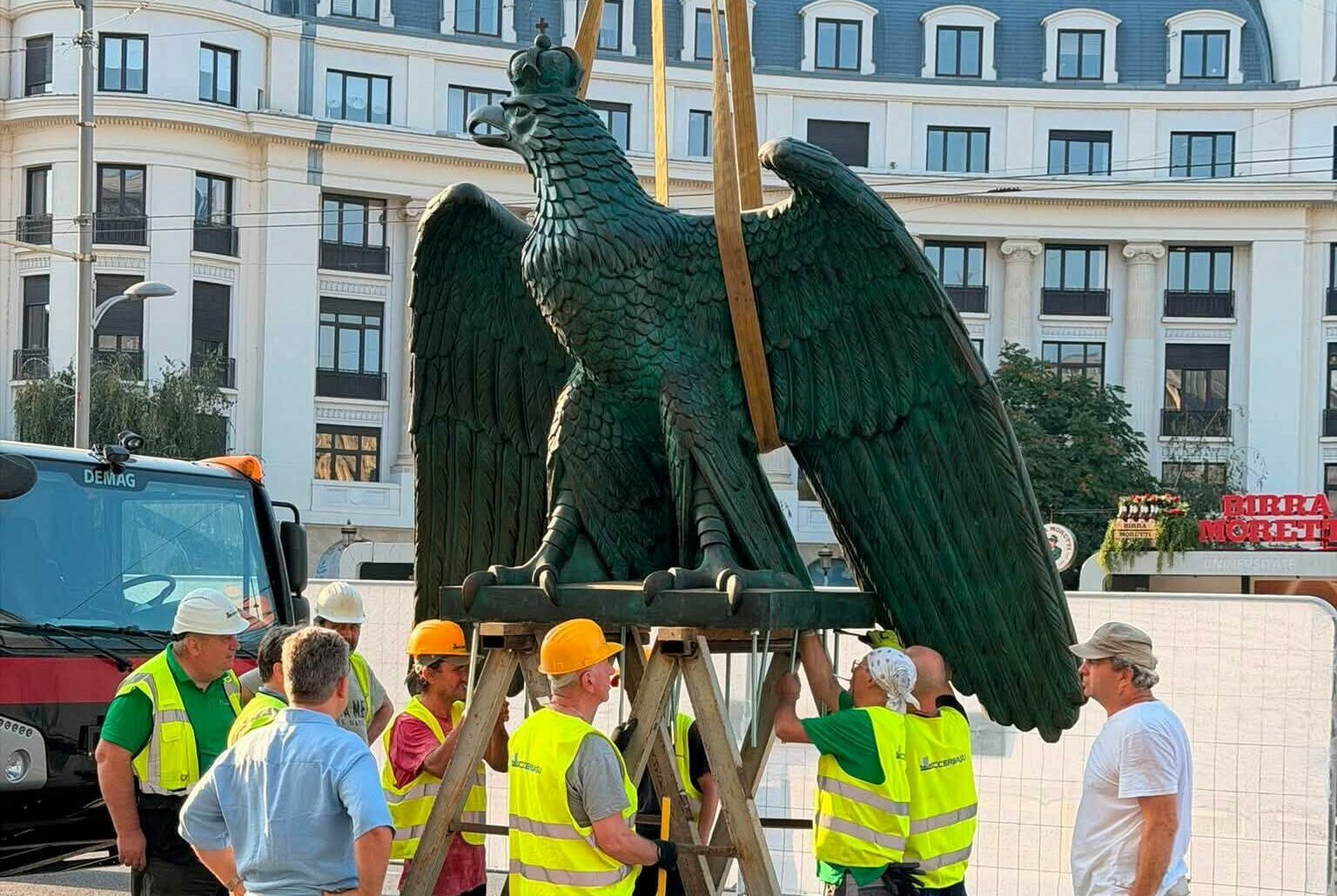 Bucureștiul își redescoperă vulturul: monumentul revine pe Universitate