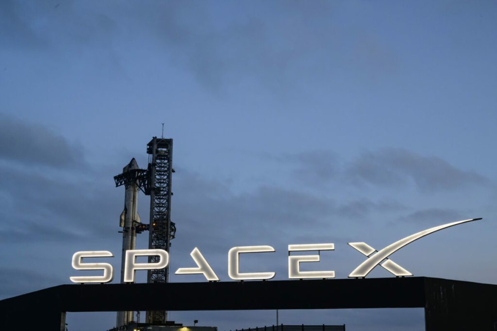 Musk vrea Lună fabrică sateliți: Planul SpaceX revoluționează spațiul