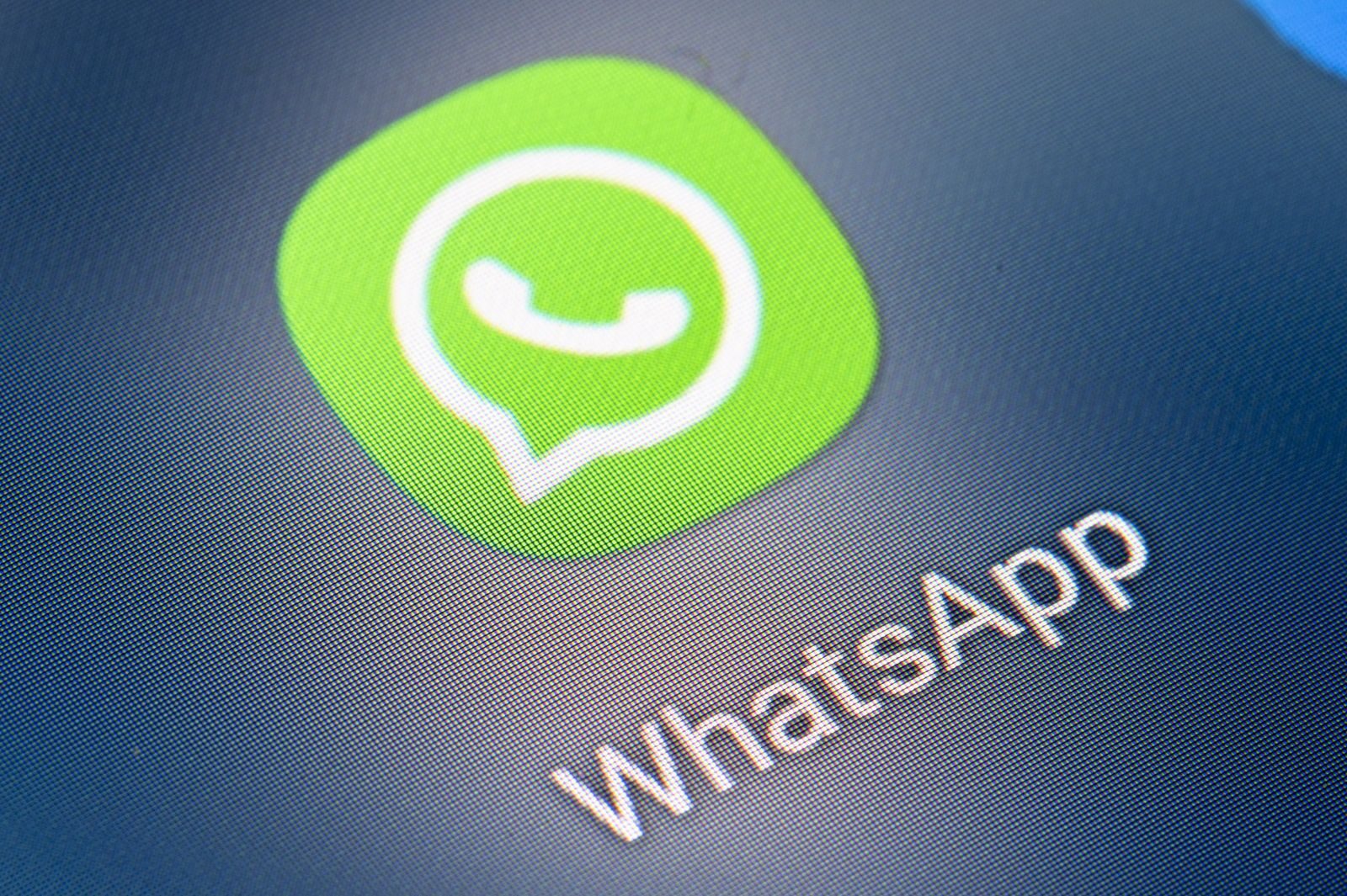 WhatsApp eliberează spațiu pe telefon, salvezi conversații