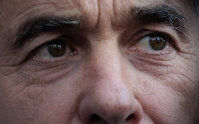 ALEGERI ANULATE: AUR PROSPERĂ DIN EȘECUL POLITIC În situația în care alegerile ar fi fost anulate, Călin Georgescu s-ar fi regăsit într-o poziție extrem de delicată și incertă. Anularea alegerilor ar fi semnat, cel mai probabil, sfârșitul candidaturii sale, conform regulilor electorale. Acesta ar fi fost eliminat din cursa prezidențială, iar demersurile sale politice pentru a ajunge la Cotroceni ar fi fost anulate în mod definitiv.