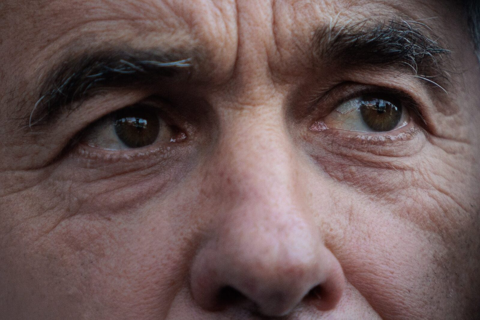 ALEGERI ANULATE: AUR PROSPERĂ DIN EȘECUL POLITIC În situația în care alegerile ar fi fost anulate, Călin Georgescu s-ar fi regăsit într-o poziție extrem de delicată și incertă. Anularea alegerilor ar fi semnat, cel mai probabil, sfârșitul candidaturii sale, conform regulilor electorale. Acesta ar fi fost eliminat din cursa prezidențială, iar demersurile sale politice pentru a ajunge la Cotroceni ar fi fost anulate în mod definitiv.