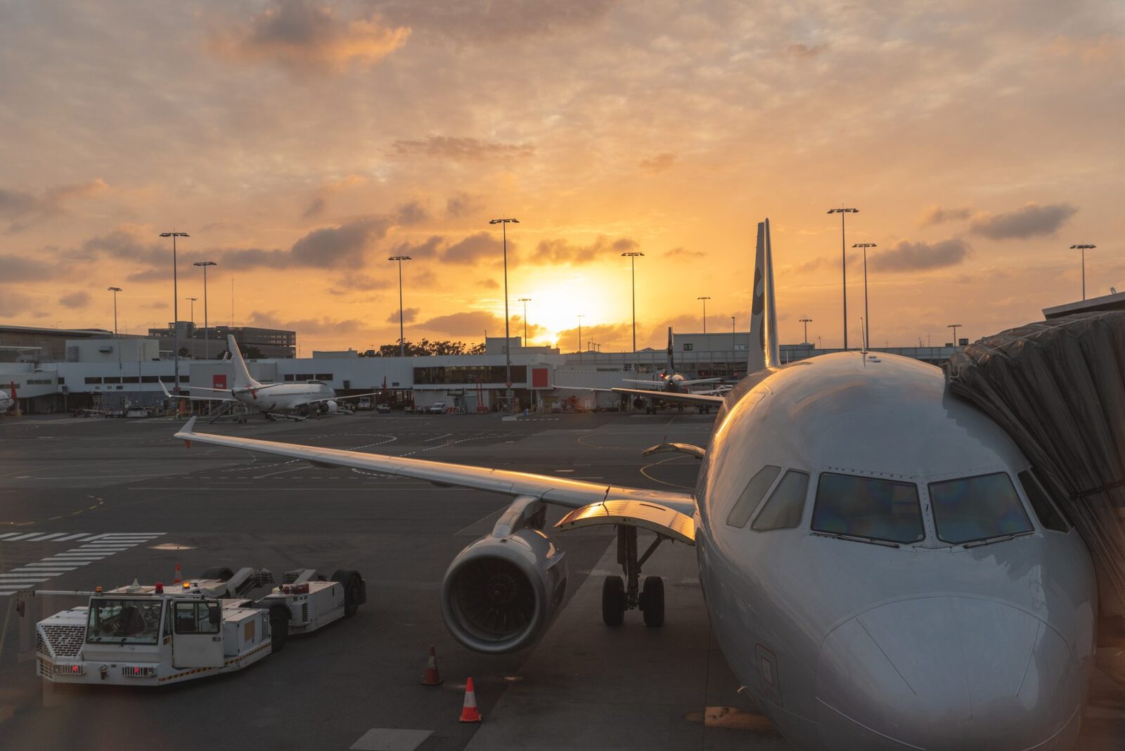 Incident grav pe un aeroport aglomerat. Un Airbus A320 a frânat brusc pentru a evita un Boeing Qatar Airways