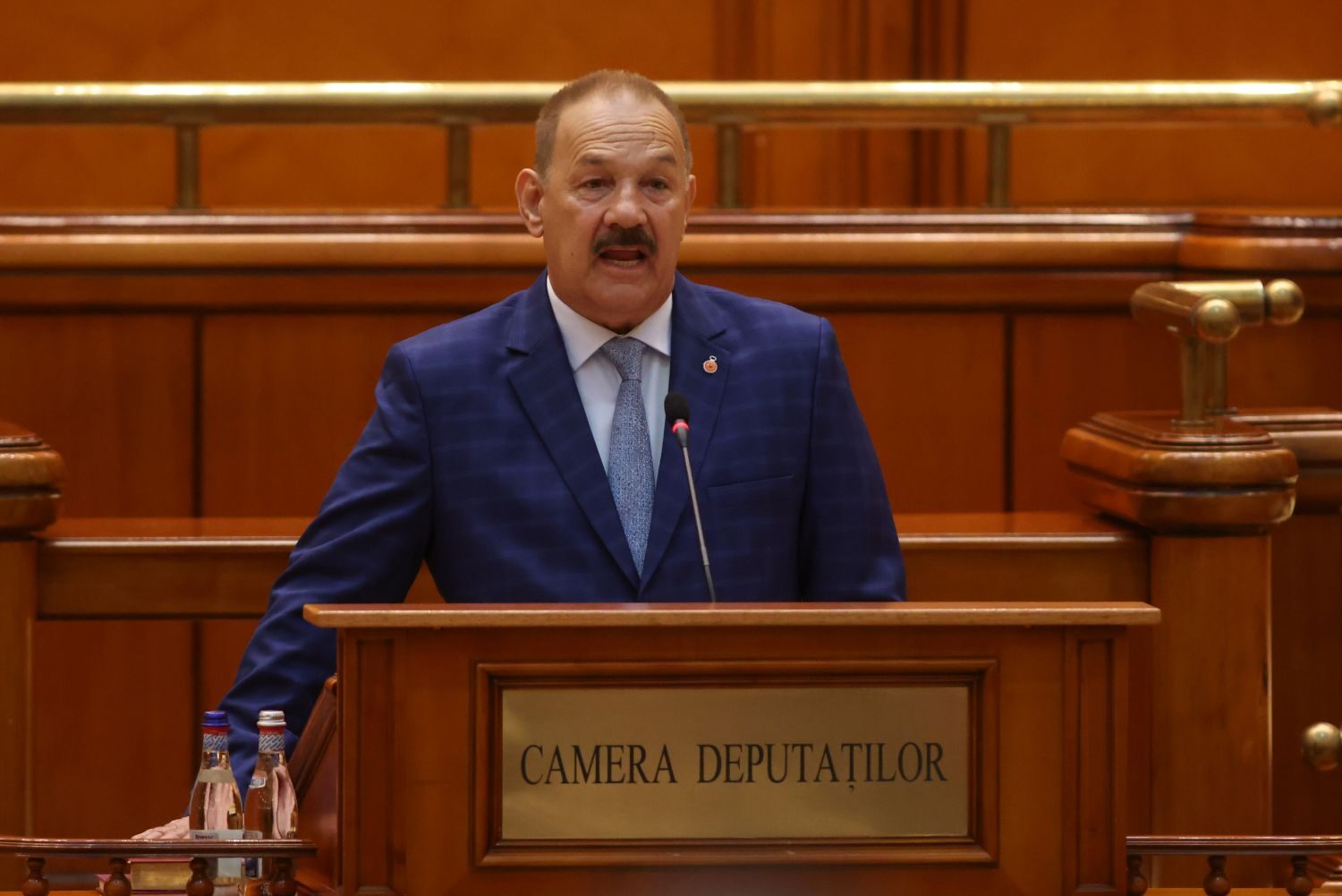 PSD-istul ciudat din Parlament: Semnează suspendarea lui Nicușor Dan
