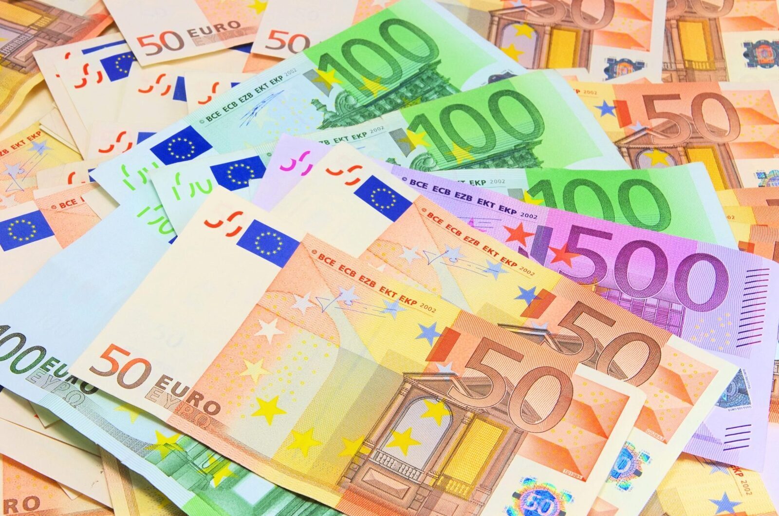 Europenii Scapă de Carduri: Cash-ul Revine în Portofele