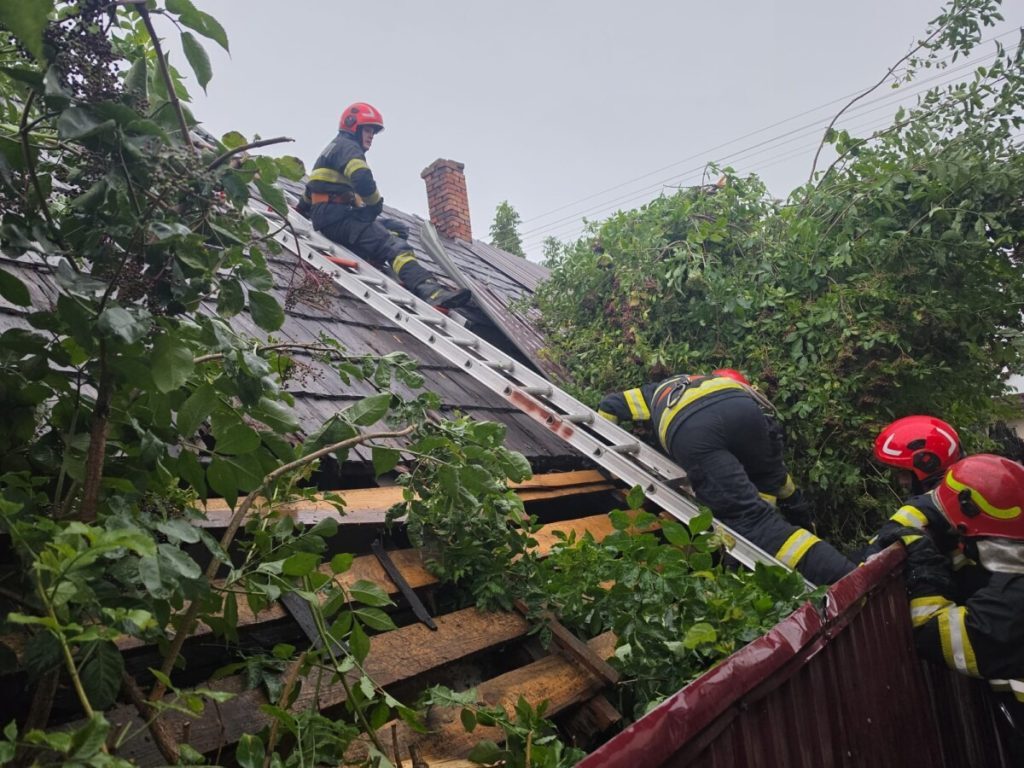 Suceava, sub asaltul grindinei: Acoperișuri smulse, copaci la pământ