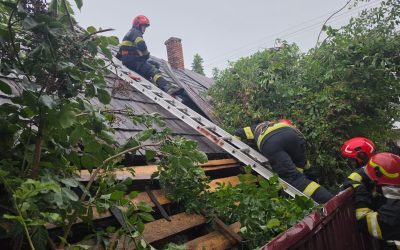 Suceava, sub asaltul grindinei: Acoperișuri smulse, copaci la pământ