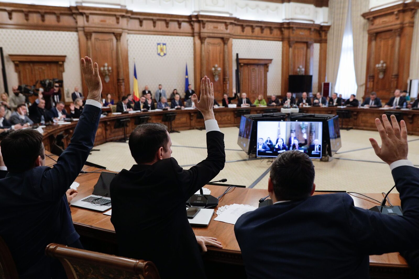 PSD dă UNDĂ VERDE la AUR: Toți partenerii demnitarilor depun declarații de avere