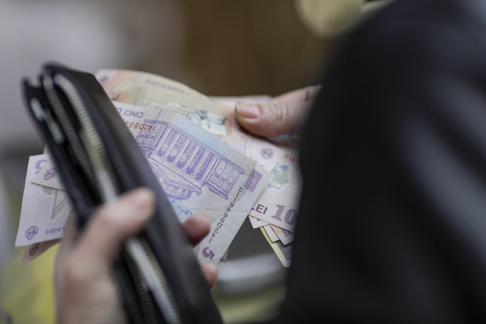 Bolojan: Suprataxarea privaților pentru salarii bugetare e iresponsabil