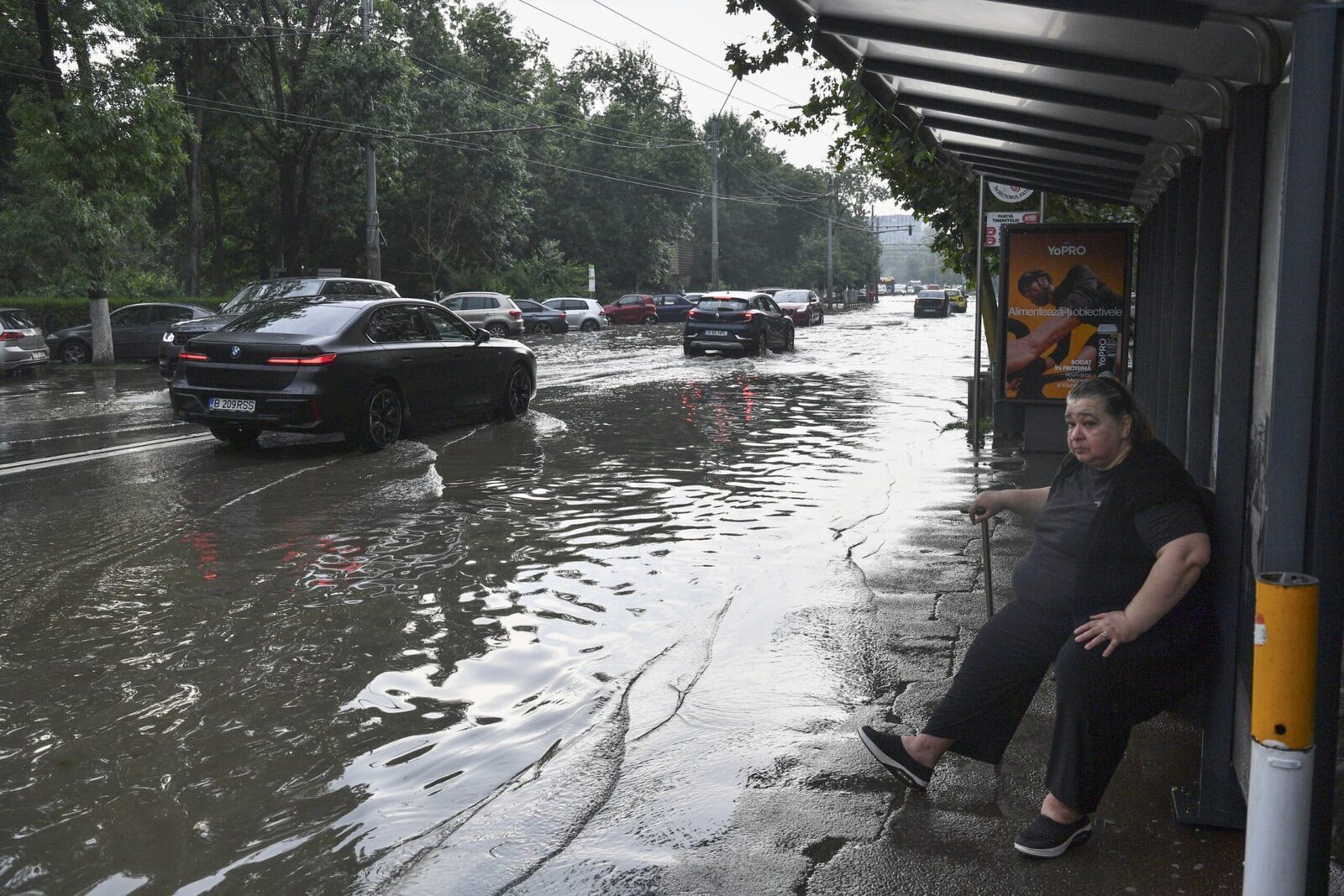 Bucureștenii plătesc taxa pe inundație: Apa Nova scumpeste apa