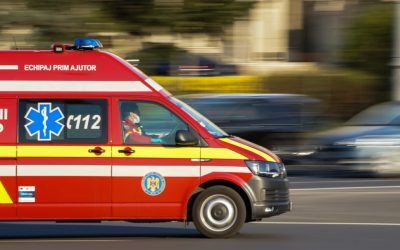 Atac la ambulanța din Cluj: Tinerii blochează drumul, reținuți 24 de ore