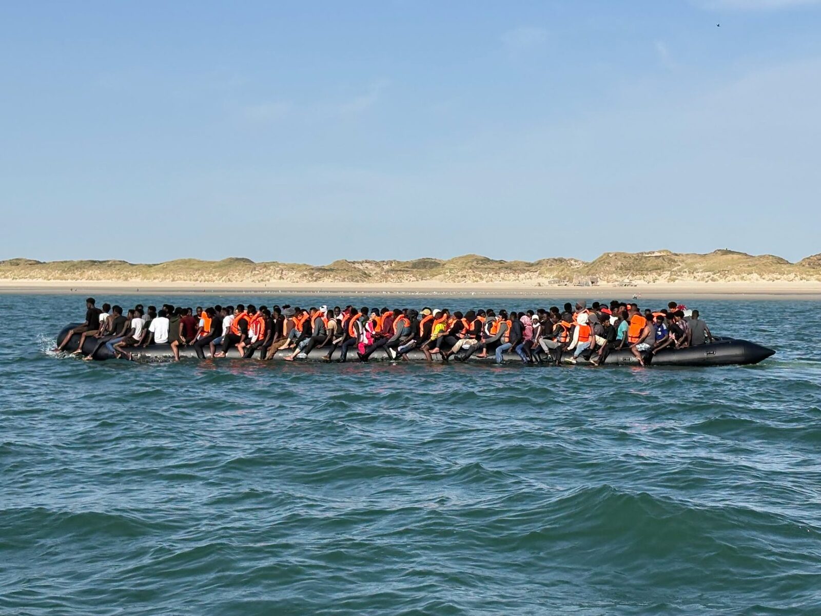 Record istoric: 230 de refugiați, înghesuiți într-o singură barcă spre Anglia