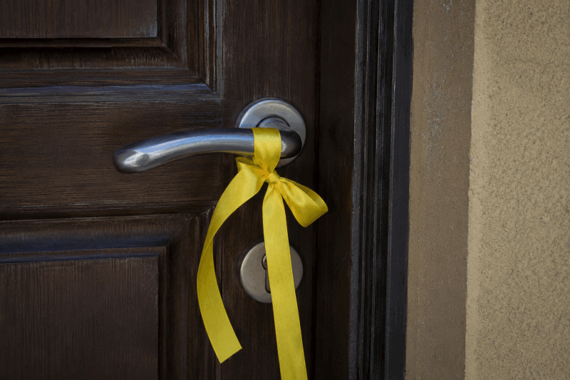 Panglica galbenă de pe clanță: Ce mesaj transmit proprietarii