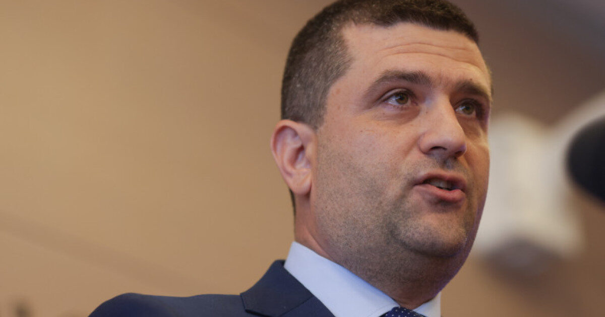 Miruță, despre scufundarea barjelor: Guvernul caută soluții, dar nu poate aduce ploaie