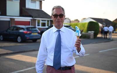 Farage, revenit în Parlament, dar problemele politice abia încep
